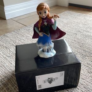 Disney Showcase Collection Anna Figurine